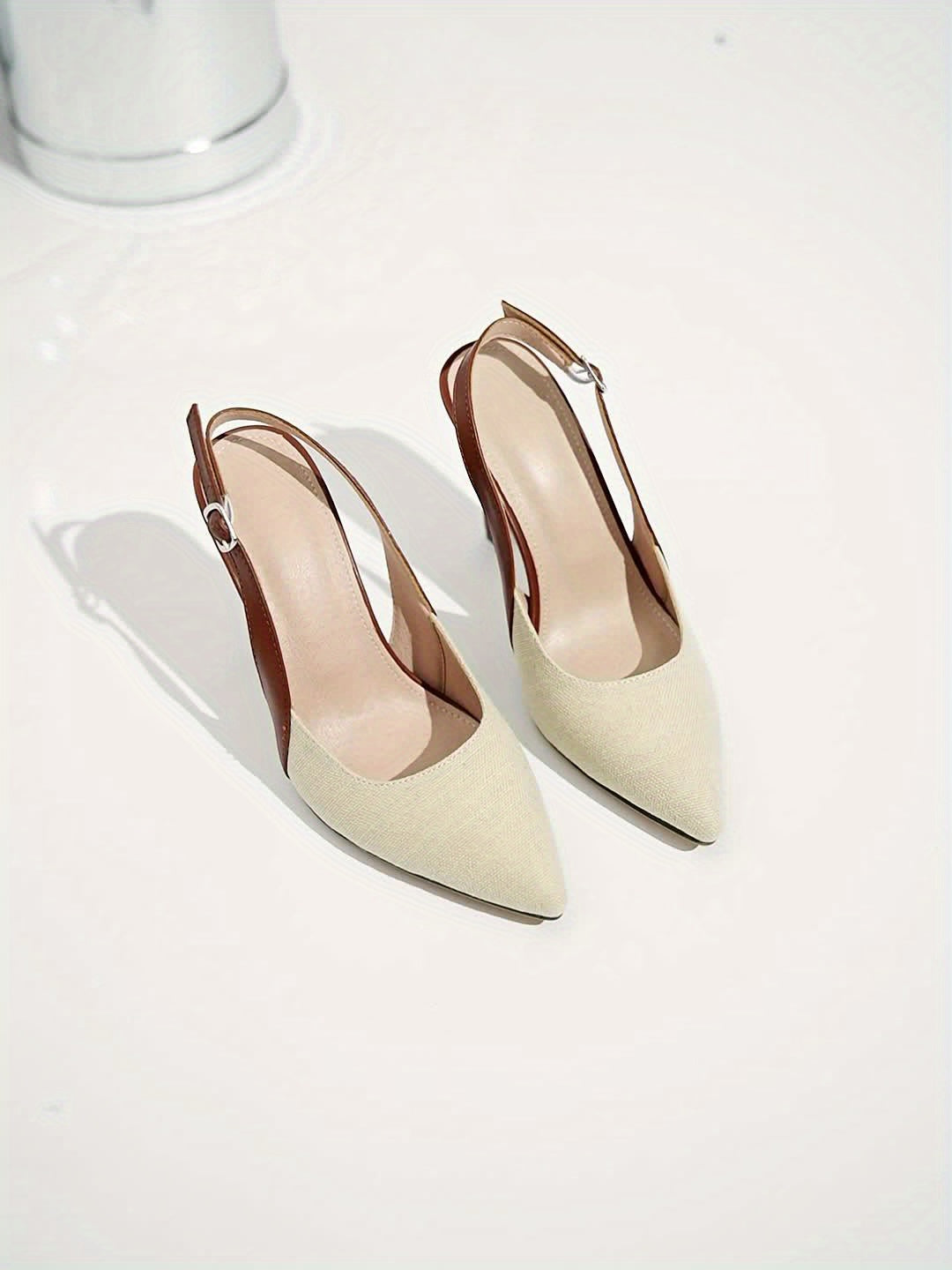 Amaya | Zapatos de tacón con punta abierta y detalles en contraste